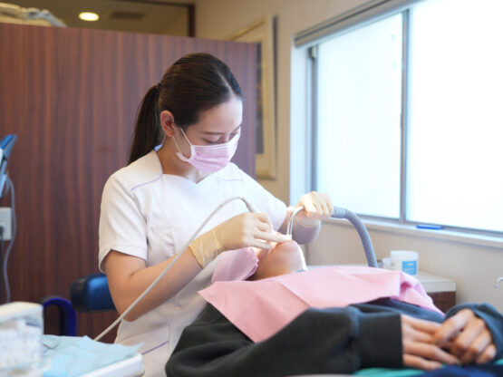 歯のクリーニングをする女性