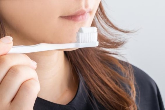 女性の口元と歯ブラシ
