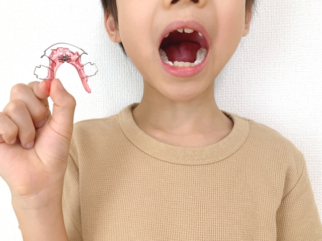 リテーナーを持つ男の子