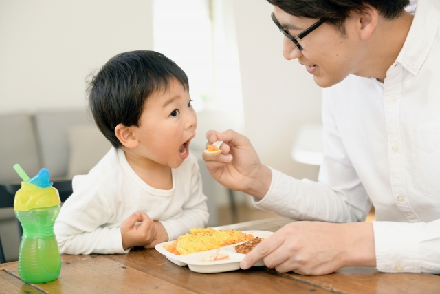 子ども　食事している画像