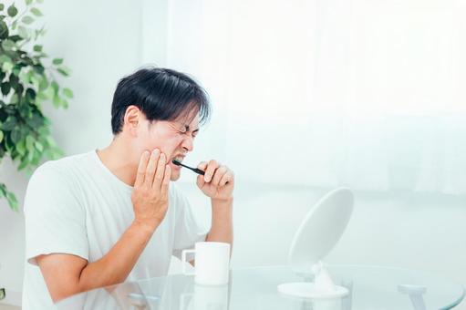 虫歯　痛がっている男性